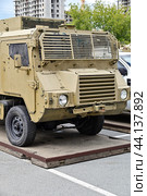 Австрийский вездеход «Pinzgauer». Выставка трофейной техники из зоны СВО. Город Тюмень (2024 год). Редакционное фото, фотограф Александр Тараканов / Фотобанк Лори