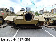 Американский танк M1A1SA «ABRAMS». Выставка трофейной техники из зоны СВО. Город Тюмень (2024 год). Редакционное фото, фотограф Александр Тараканов / Фотобанк Лори