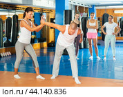 Woman doing wristlock. Стоковое фото, фотограф Яков Филимонов / Фотобанк Лори