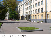 Финансовый университет при Правительстве РФ метро ВДНХ, фрагмент здания, автомобильная стоянка (2024 год). Редакционное фото, фотограф MК / Фотобанк Лори
