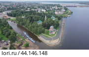 Drone view of the Volga River and temples, as well as residential areas in the city of Uglich in the summer afternoon, Russia. Стоковое видео, видеограф Яков Филимонов / Фотобанк Лори