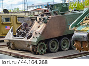 Уничтоженный американский бронетранспортер M113 A2. Передвижная выставка трофейной техники НАТО "Сила в правде- гордость и победа". Город Тюмень (2024 год). Редакционное фото, фотограф Александр Тараканов / Фотобанк Лори