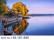 Плещеево Озеро, пристань и лодки вечером,  Переславль-Залесский (2020 год). Стоковое фото, фотограф Baturina Yuliya / Фотобанк Лори