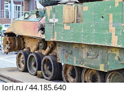 Разбитая американская БМП W2A2 «BRADLEY». Гусеничная бронированная машина армии США. Передвижная выставка трофейной техники НАТО "Сила v правде- гордость и победа" (2024 год). Редакционное фото, фотограф Александр Тараканов / Фотобанк Лори