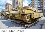 Американский танк M1A1SA «ABRAMS». Передвижная выставка трофейной техники НАТО "Сила v правде- гордость и победа". Город Тюмень (2024 год). Редакционное фото, фотограф Александр Тараканов / Фотобанк Лори