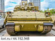 Подбитая американская БМП W2A2 «BRADLEY». Гусеничная бронированная машина армии США. Передвижная выставка трофейной техники НАТО "Сила v правде- гордость и победа" (2024 год). Редакционное фото, фотограф Александр Тараканов / Фотобанк Лори