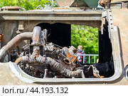 Фрагмент моторного отделения сгоревшего американского бронетранспортера M113 A2. Выставка трофейной техники из зоны СВО. Город Тюмень (2024 год). Редакционное фото, фотограф Александр Тараканов / Фотобанк Лори
