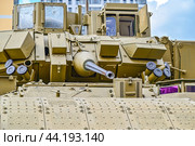 Вооружение американской БМП W2A2 «BRADLEY». Гусеничная бронированная машина армии США. Передвижная выставка трофейной техники НАТО "Сила v правде- гордость и победа" (2024 год). Редакционное фото, фотограф Александр Тараканов / Фотобанк Лори