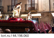 Brotherhood carrying paso of Flagellated Jesus during Holy Week procession in Salamanca (2022 год). Редакционное фото, фотограф Яков Филимонов / Фотобанк Лори