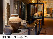 DEMRE, TURKEY - MAY 12, 2022: Ceramic exhibits at the Museum of Lycian Civilization. Редакционное фото, фотограф Яков Филимонов / Фотобанк Лори