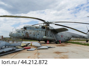 Тяжёлый военный транспортный вертолёт Ми-6, реставрация на территории музея. Волгоградская область, Средняя Ахтуба, Россия (2024 год). Редакционное фото, фотограф Андрей Цыганков / Фотобанк Лори
