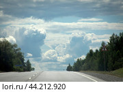 Кучевые облака над трассой М3 "Украина" (2024 год). Редакционное фото, фотограф Дмитрий Неумоин / Фотобанк Лори