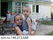Деревенские дети на улице (2024 год). Редакционное фото, фотограф Дмитрий Неумоин / Фотобанк Лори