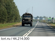 Военный Урал на трассе М3 "Украина" (2024 год). Редакционное фото, фотограф Дмитрий Неумоин / Фотобанк Лори