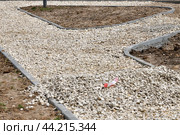 Construction of sidewalks from crushed stone and curbstone, Russia. Стоковое фото, фотограф Володина Ольга / Фотобанк Лори