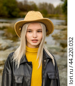 Portrait of a girl in a yellow shirt and a black leather jacket. Стоковое фото, фотограф Владимир Ушаров / Фотобанк Лори
