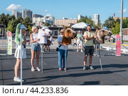 Награждение участников забега хоббихорсинга (2024 год). Редакционное фото, фотограф Галина Эмберг / Фотобанк Лори