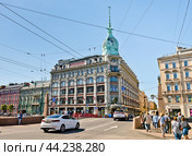 Вид на торговый дом "С. Эсдерс и К. Схейфальс" и Красный мост в солнечный летний  день. Санкт-Петербург. Россия (2024 год). Редакционное фото, фотограф E. O. / Фотобанк Лори
