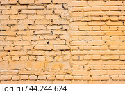 Старая кирпичная стена с небрежной кладкой. Текстурный фон. Стоковое фото, фотограф Viktoriya S. / Фотобанк Лори