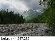 View of the Psysh River and the Amanauz-Bashi Mountain of the Northern Caucasus Mountains near the village of Arkhyz on a sunny summer day, Karachay-Cherkessia, Russia. Стоковое фото, фотограф Ula Ulachka / Фотобанк Лори