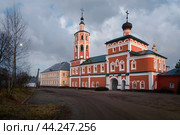 View of the gate Ascension Church of the Vyazma Ioanno-Predtechensky monastery on a sunny day with clouds, Vyazma, Smolensk region, Russia. Стоковое фото, фотограф Ula Ulachka / Фотобанк Лори