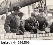 Солдаты-курсанты военно-строительных войск на практических занятиях. Старая чёрно-белая фотография времён СССР 1970-х годов. Редакционная иллюстрация, иллюстратор александр афанасьев / Фотобанк Лори