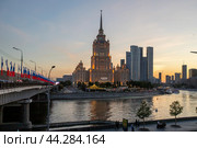 Москва.Вид на гостиницу «Рэдиссон Ройал, Москва» ( гостиница "Украина") (2018 год). Редакционное фото, фотограф Литвяк Игорь / Фотобанк Лори