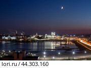 Казань. Казанский кремль на фоне луны (2023 год). Редакционное фото, фотограф Литвяк Игорь / Фотобанк Лори