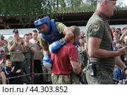 Инструктор поднял на руки бойца сдающего экзамен на Краповый берет, после 12-ти минутного рукопашного боя (2024 год). Редакционное фото, фотограф Дмитрий Неумоин / Фотобанк Лори