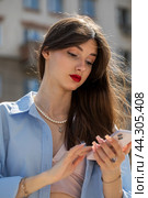 Portrait of a young beautiful woman with a mobile phone. Стоковое фото, фотограф Андрей Аркуша / Фотобанк Лори