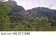 Водопад в горах среди деревьев.Waterfall in the mountains among the trees (2024 год). Редакционное фото, фотограф Алла Толочек / Фотобанк Лори
