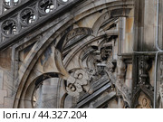 Детали архитектуры Миланского собора (Duomo di Milano) или Собора Рождества Девы Марии, кафедрального собора в в историческом центре Милана (2019 год). Стоковое фото, фотограф Анна Клочко / Фотобанк Лори