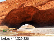 Spectacular natural red arch on atlantic ocean coast, Legzira (or Gzira) beach. Red archs on atlantic ocean coast. Sidi Ifni, Morocco, Africa (2024 год). Стоковое фото, фотограф Евгений Ткачёв / Фотобанк Лори