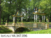 Small Chinese Bridge with dragons in Alexander Park on summer day. Tsarskoye Selo (Pushkin) near St Petersburg, Russia (2024 год). Редакционное фото, фотограф Валерия Попова / Фотобанк Лори
