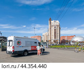 Мобильный пункт вакцинации "Стоп ГРИПП" перед станцией метро "Озерки". Санкт-Петербург (2024 год). Редакционное фото, фотограф Ольга Визави / Фотобанк Лори