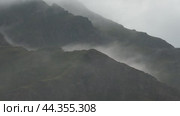 Time-lapse video of morning mist in the Altai mountains. Fog is floating over the slopes of mountain ridges. Стоковое видео, видеограф Сергей Пристяжнюк (Serg Zastavkin) / Фотобанк Лори
