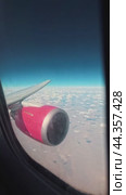 The plane is flying at a high altitude above the ground. Стоковое видео, видеограф Ярославский Максим / Фотобанк Лори