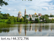 Новодевичий монастырь, Москва. Летний солнечный день. Novodevichy Convent, Moscow. Summer sunny day. (2024 год). Стоковое фото, фотограф Лариса Гордеева / Фотобанк Лори