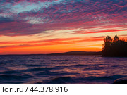 Летний пейзаж вечернего неба над водой после заката солнца. Стоковое фото, фотограф Людмила Капусткина / Фотобанк Лори