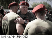 Герой России Сергей Иванович Лысюк поздравляет сдавших экзамен спецназовцев на ношение Крапового берета (2024 год). Редакционное фото, фотограф Дмитрий Неумоин / Фотобанк Лори