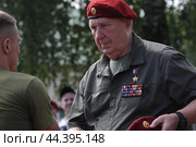 Герой РФ Сергей Иванович Лысюк вручает Краповый берет бойцу спецназа прошедшего экзамен (2024 год). Редакционное фото, фотограф Дмитрий Неумоин / Фотобанк Лори