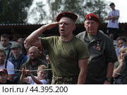 Герой России Сергей Иванович Лысюк вручает Краповый берет бойцу спецназа прошедшего экзамен (2024 год). Редакционное фото, фотограф Дмитрий Неумоин / Фотобанк Лори