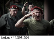 Герой России Сергей Иванович Лысюк вручает Краповый берет бойцу спецназа (2024 год). Редакционное фото, фотограф Дмитрий Неумоин / Фотобанк Лори