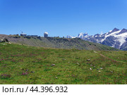 Mountain landscape with alpine meadow, observatory in the distance and mountain peaks in the background. Стоковое фото, фотограф Евгений Харитонов / Фотобанк Лори