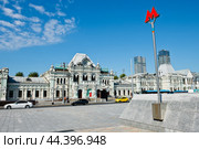 Здание Рижского вокзала. Летний солнечный день. Москва (2024 год). Редакционное фото, фотограф E. O. / Фотобанк Лори