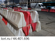 Ремонт дороги. Водоналивные барьеры. (2024 год). Редакционное фото, агентство "SPb vedomosti" / Фотобанк Лори