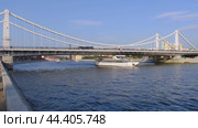 Прогулочный корабль Монтана проходит под Крымским мостом на Москва-реке (2024 год). Редакционное видео, видеограф MК / Фотобанк Лори
