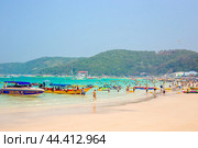 Crowded sandy beach with tourists on vacation on Koh Larn Island. Travel and tourism. Thailand, Pattaya (2024 год). Редакционное фото, фотограф Коханова Наталья / Фотобанк Лори