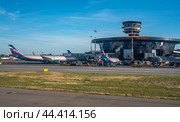 MOSCOW, RUSSIA - JULY 08, 2022: Sheremetyevo International Airport is the busiest airport in Russia. Airlines fleet at Moscow. Стоковое фото, фотограф Павел Муравьев / Фотобанк Лори