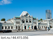 Рижский вокзал в солнечный день летом. Москва (2024 год). Редакционное фото, фотограф E. O. / Фотобанк Лори